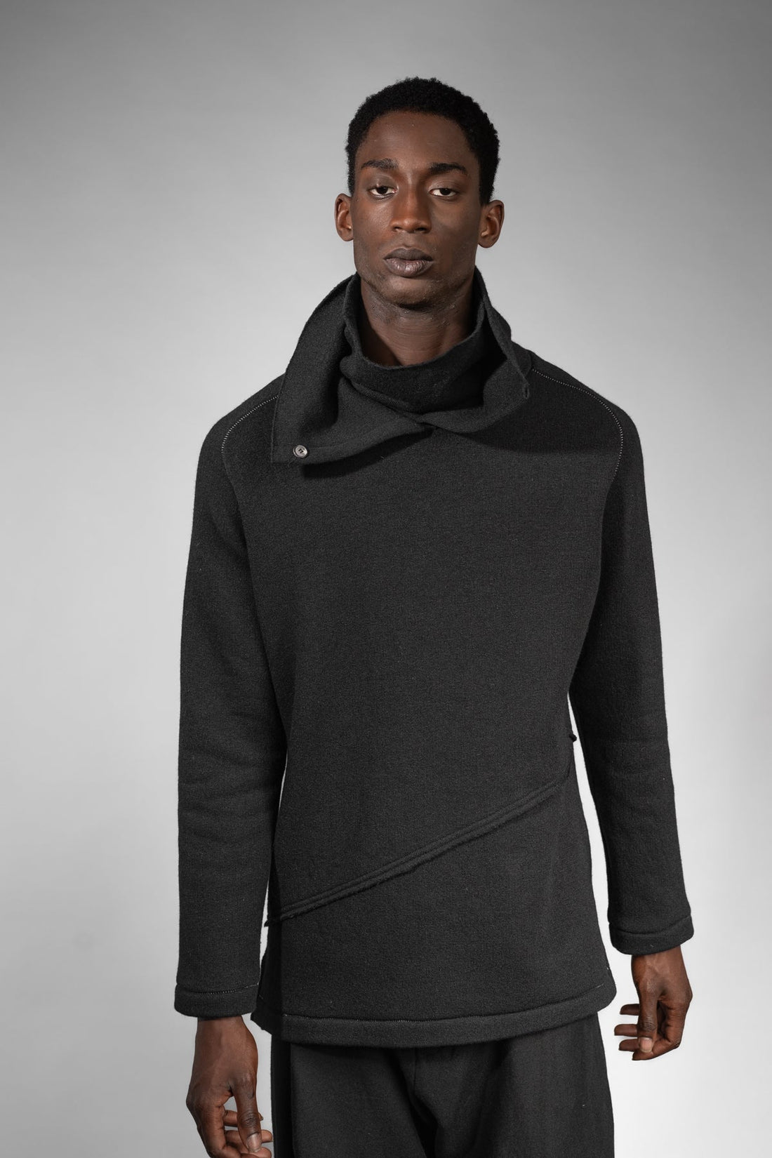 eigensinnig wien | Flaubert | Schwarzer Woll-Strickpullover mit ungewöhnlichem Schalkragen