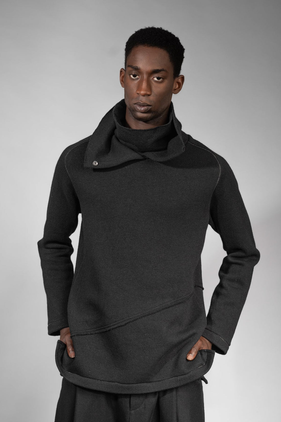 eigensinnig wien | Flaubert | Schwarzer Woll-Strickpullover mit ungewöhnlichem Schalkragen
