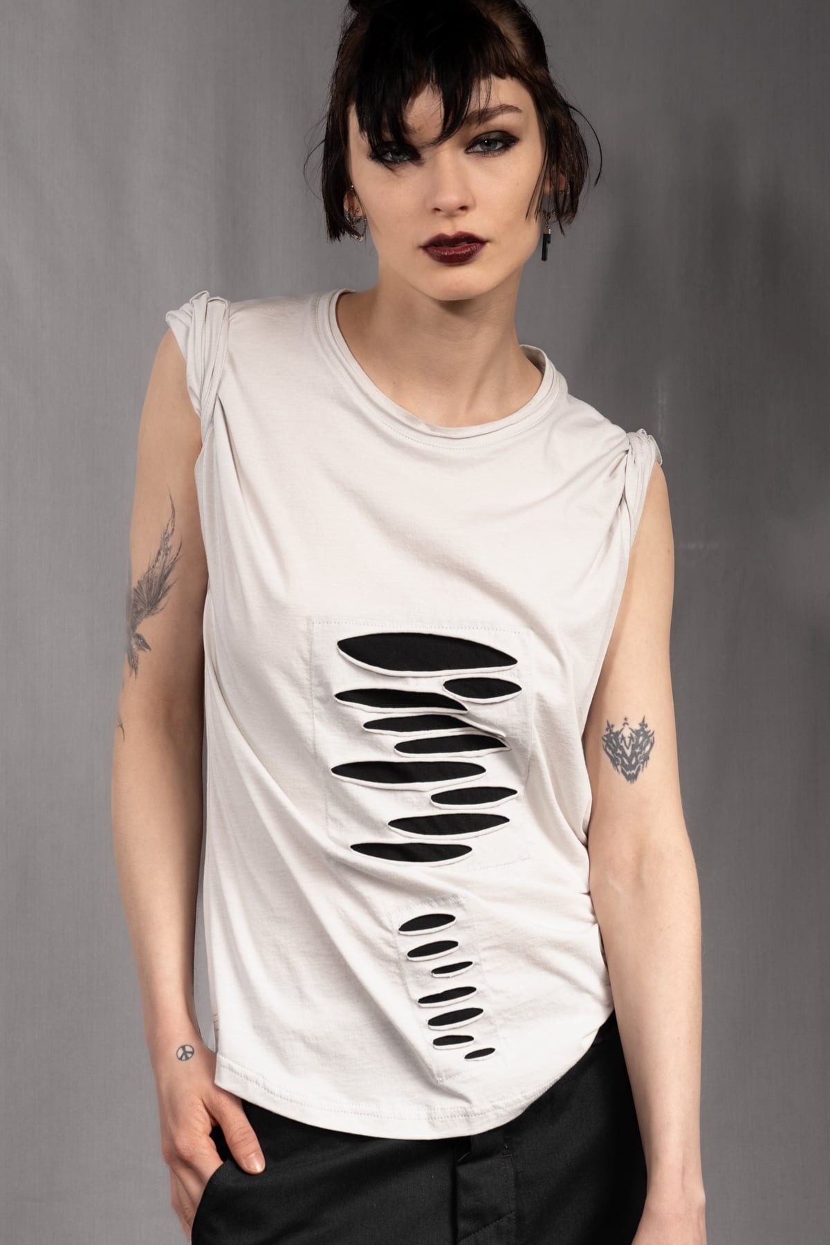 eigensinnig wien | Fontana | Unkonventionelles Baumwoll-T-Shirt mit avantgardistischer Formgebung