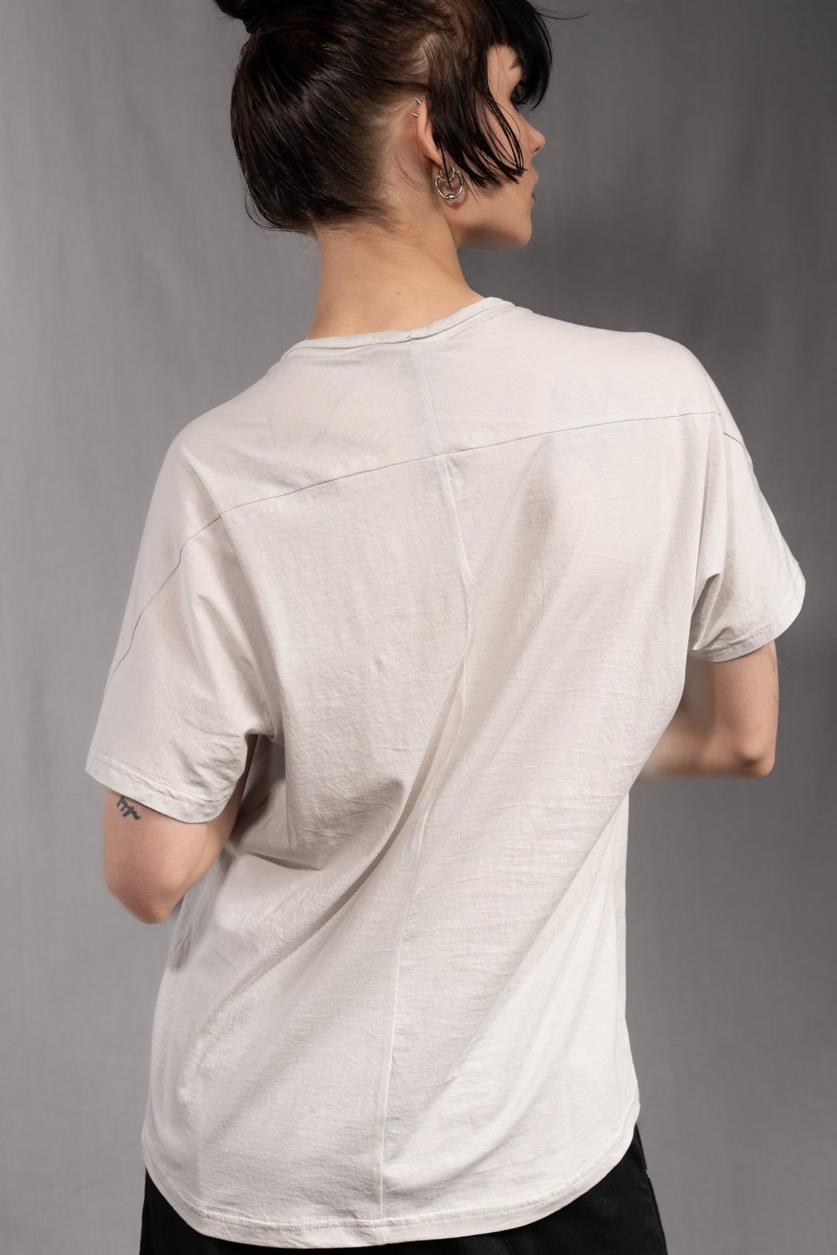 eigensinnig wien | Fontana | Unkonventionelles Baumwoll-T-Shirt mit avantgardistischer Formgebung