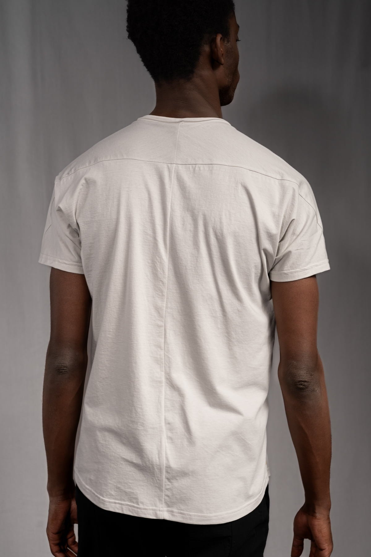 eigensinnig wien | Fontana | Unkonventionelles Baumwoll-T-Shirt mit avantgardistischer Formgebung