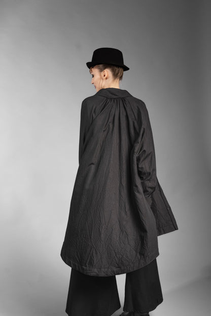 eigensinnig wien | Foucault | Schwarzes Designes Mantelkleid aus exklusivem Seide-Wolle-Material