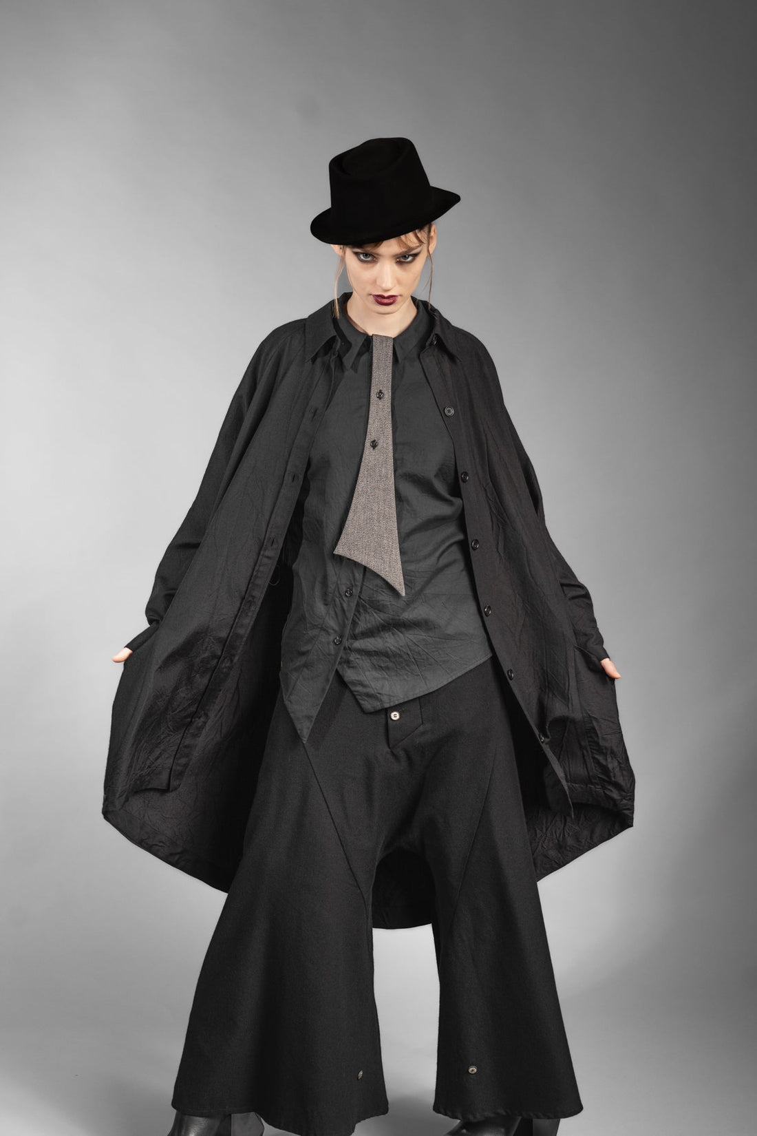 eigensinnig wien | Foucault | Schwarzes Designes Mantelkleid aus exklusivem Seide-Wolle-Material