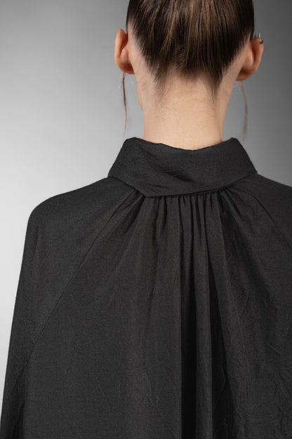 eigensinnig wien | Foucault | Schwarzes Designes Mantelkleid aus exklusivem Seide-Wolle-Material