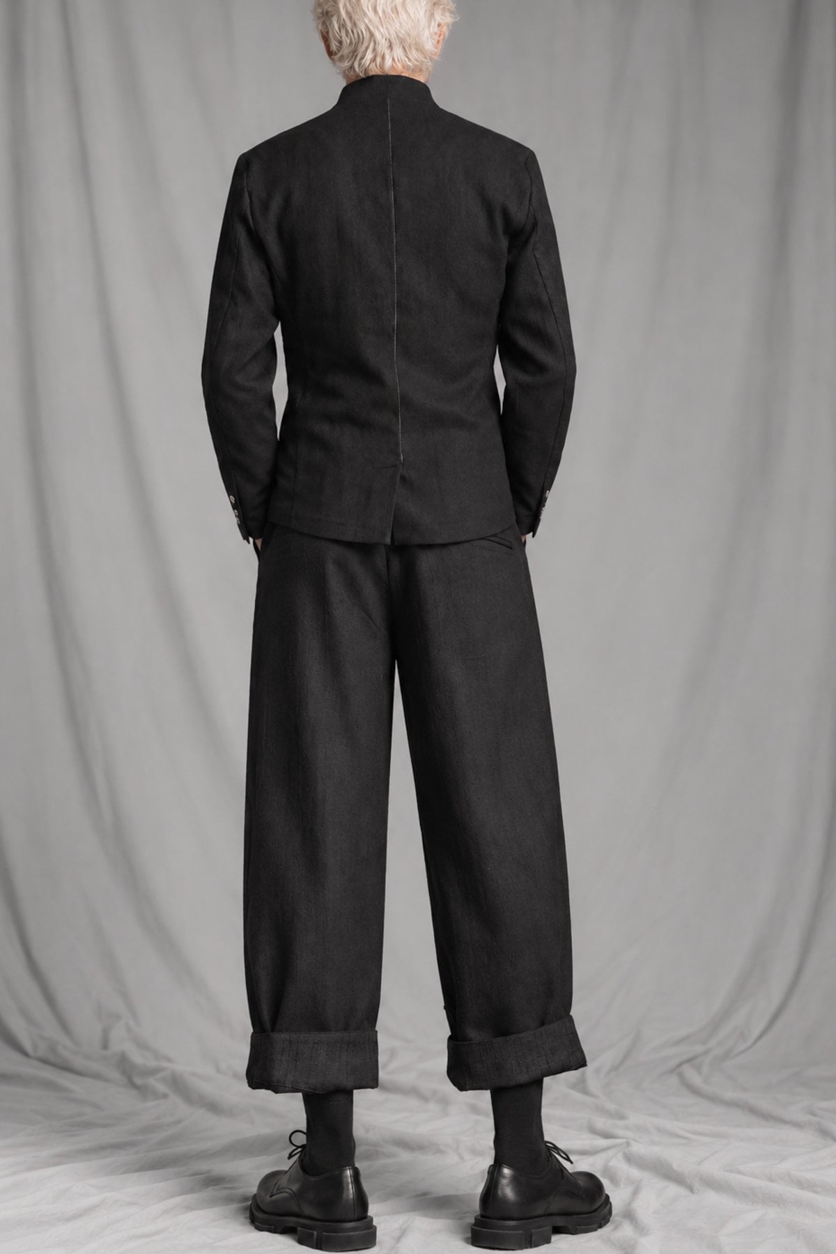 eigensinnig wien | FraMis | Nonkonformistischer Herren-Wollanzug mit Mao-Kragen-Sakko und Bundfaltenhose