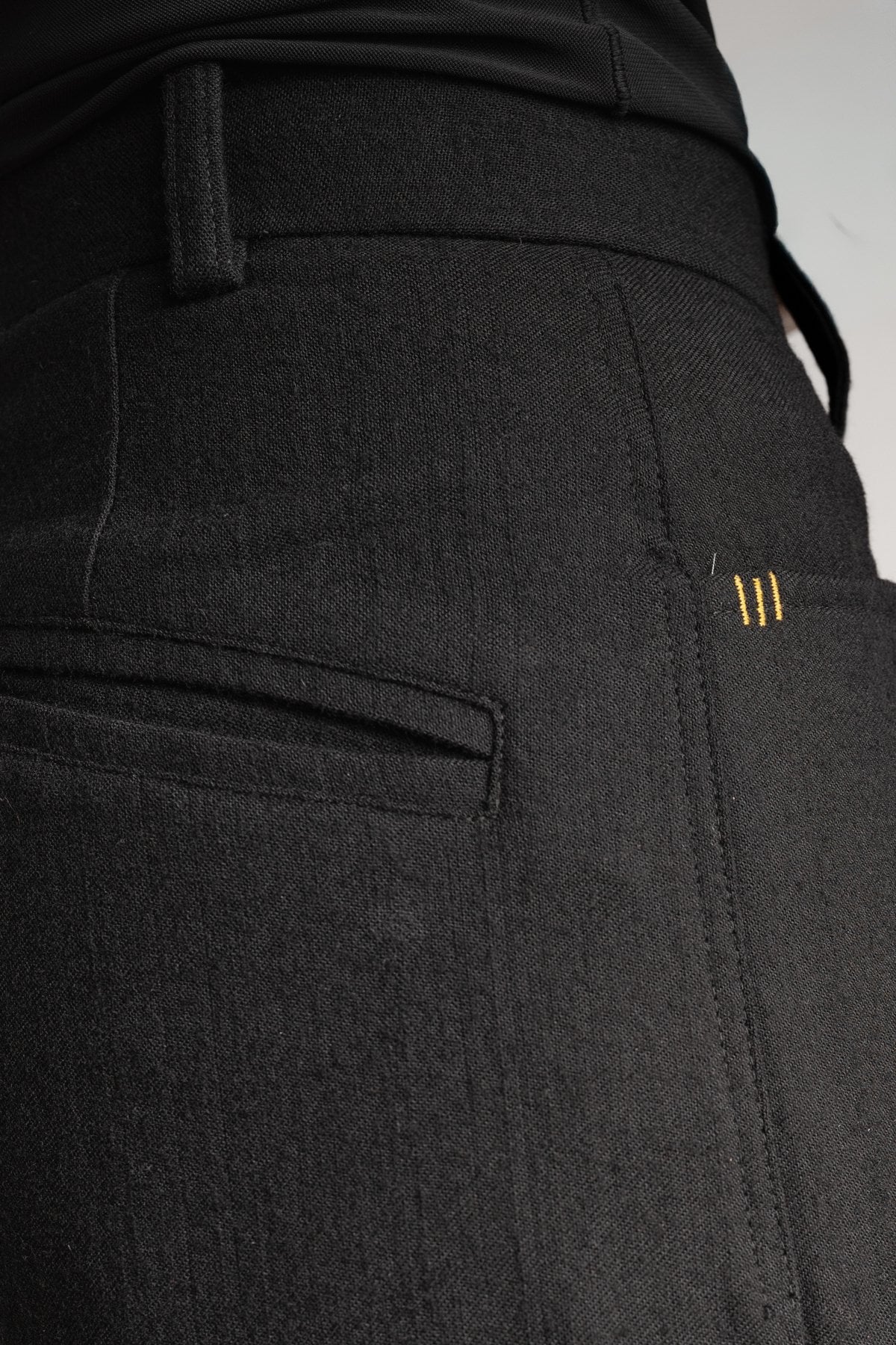 eigensinnig wien | Fratschlerin | Schwarze Designerhose mit doppelten Bundfalten aus reiner italienischer Schurwolle