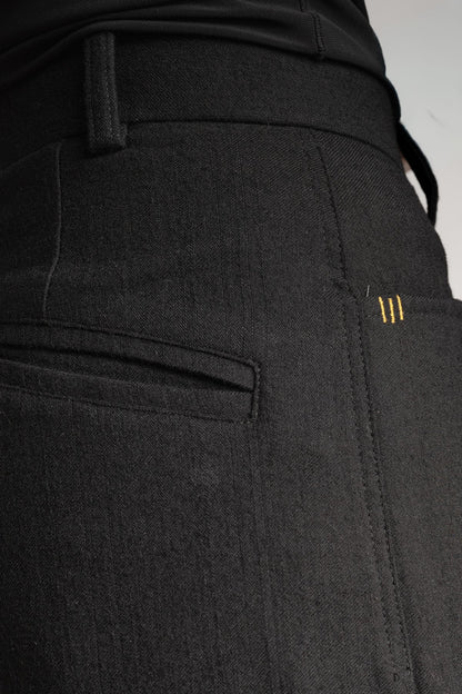 eigensinnig wien | Fratschlerin | Schwarze Designerhose mit doppelten Bundfalten aus reiner italienischer Schurwolle