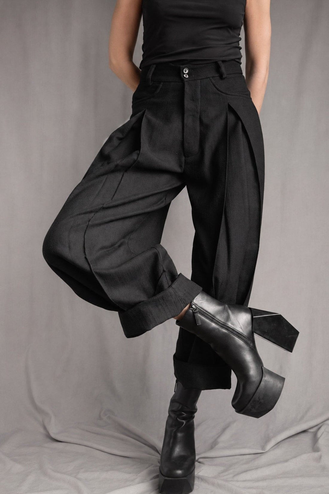 eigensinnig wien | Fratschlerin | Schwarze Designerhose mit doppelten Bundfalten aus reiner italienischer Schurwolle