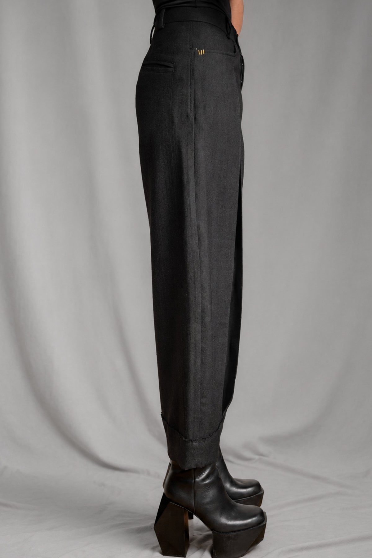 eigensinnig wien | Fratschlerin | Schwarze Designerhose mit doppelten Bundfalten aus reiner italienischer Schurwolle