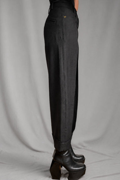 eigensinnig wien | Fratschlerin | Schwarze Designerhose mit doppelten Bundfalten aus reiner italienischer Schurwolle