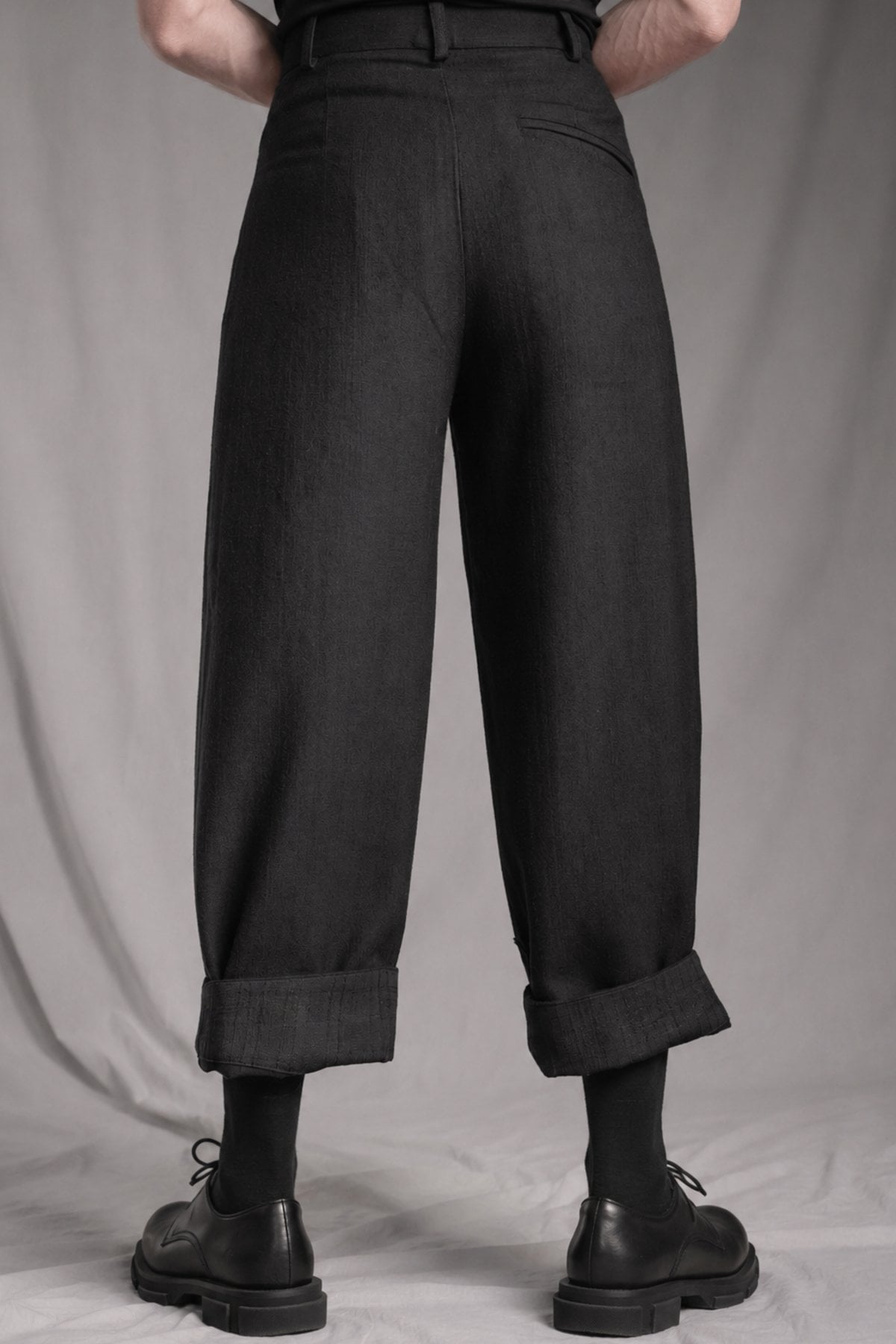 eigensinnig wien | Fratschlerin | Schwarze Designerhose mit doppelten Bundfalten aus reiner italienischer Schurwolle
