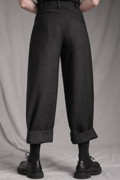 eigensinnig wien | Fratschlerin | Schwarze Designerhose mit doppelten Bundfalten aus reiner italienischer Schurwolle