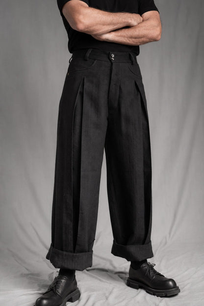 eigensinnig wien | Fratschlerin | Schwarze Designerhose mit doppelten Bundfalten aus reiner italienischer Schurwolle