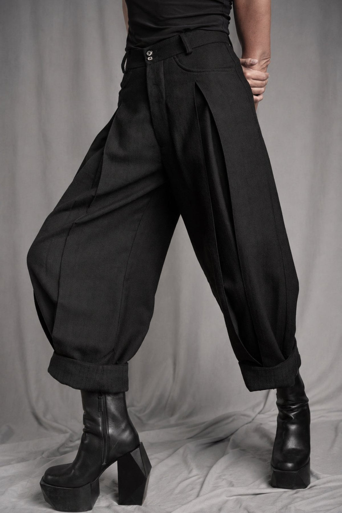 eigensinnig wien | Fratschlerin | Schwarze Designerhose mit doppelten Bundfalten aus reiner italienischer Schurwolle