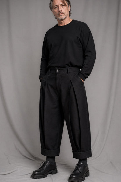 eigensinnig wien | Fratschlerin | Schwarze Designerhose mit doppelten Bundfalten aus reiner italienischer Schurwolle