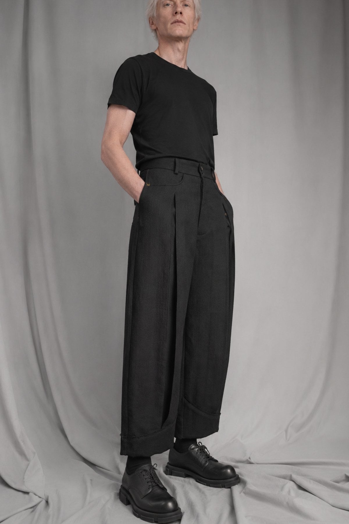 eigensinnig wien | Fratschlerin | Schwarze Designerhose mit doppelten Bundfalten aus reiner italienischer Schurwolle