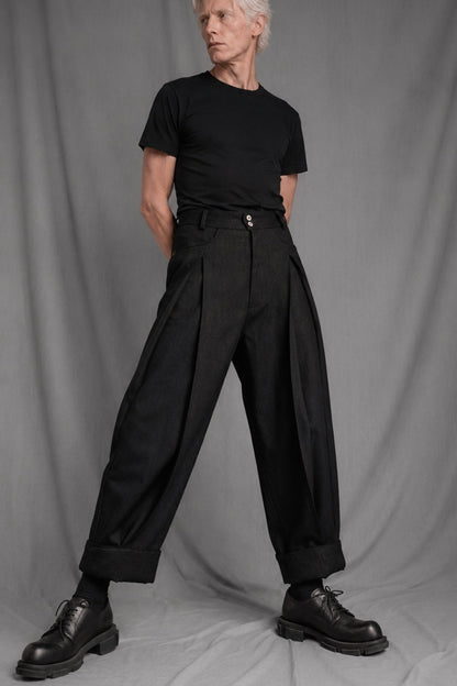 eigensinnig wien | Fratschlerin | Schwarze Designerhose mit doppelten Bundfalten aus reiner italienischer Schurwolle