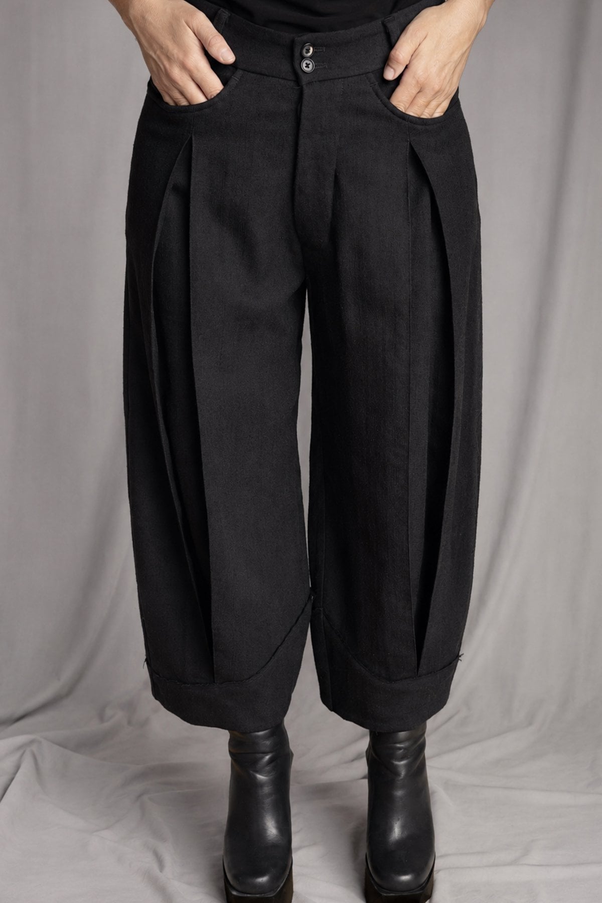 eigensinnig wien | Fratschlerin | Schwarze Designerhose mit doppelten Bundfalten aus reiner italienischer Schurwolle