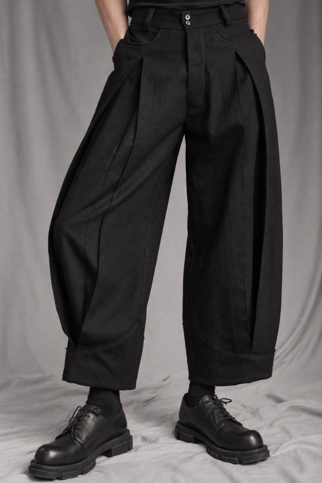 eigensinnig wien | Fratschlerin | Schwarze Designerhose mit doppelten Bundfalten aus reiner italienischer Schurwolle