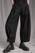 eigensinnig wien | Fratschlerin | Schwarze Designerhose mit doppelten Bundfalten aus reiner italienischer Schurwolle