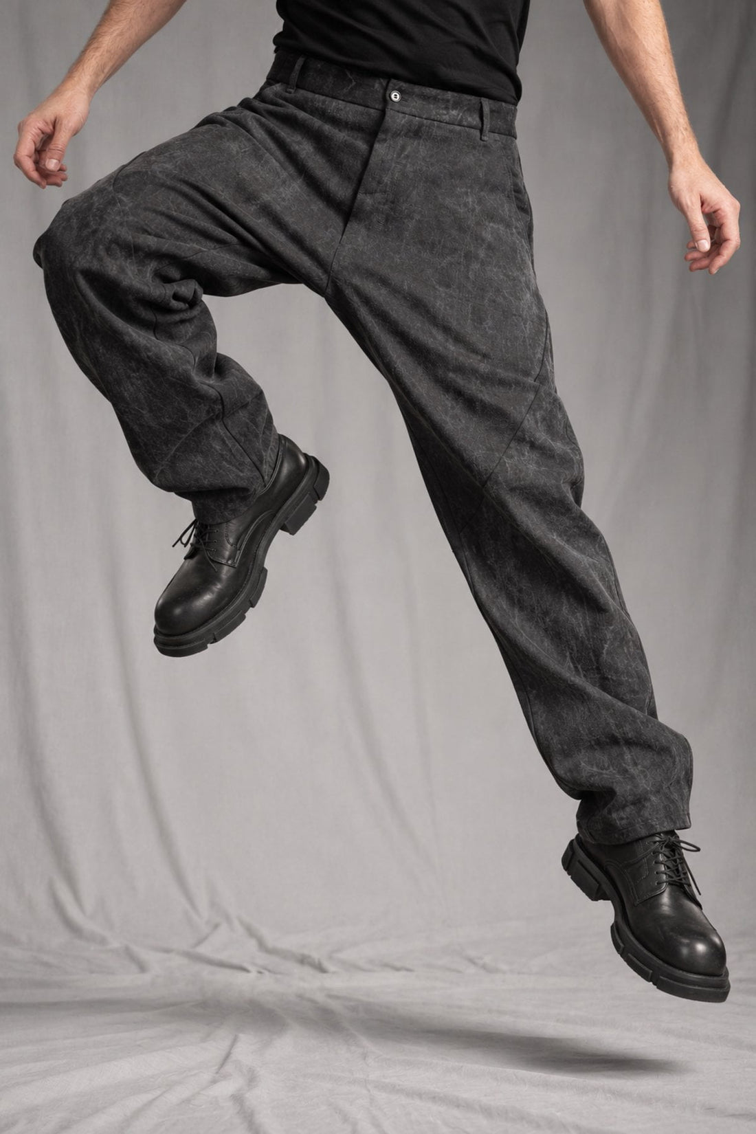 eigensinnig wien | Gassenhauer | Avantgardistische Designer Baggy Jeans aus Baumwolle in Dirty Grey
