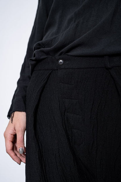 eigensinnig wien | Goethe | Extravagante Baggy Pants mit tiefem Schritt aus Wolle in schwarz