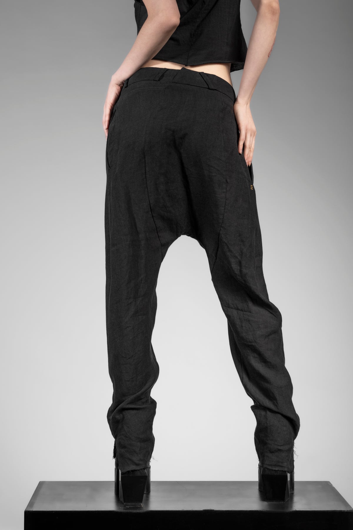 eigensinnig wien | Goethe | Schwarze Designer Bundfalten Drop Crotch Pants aus Leinen