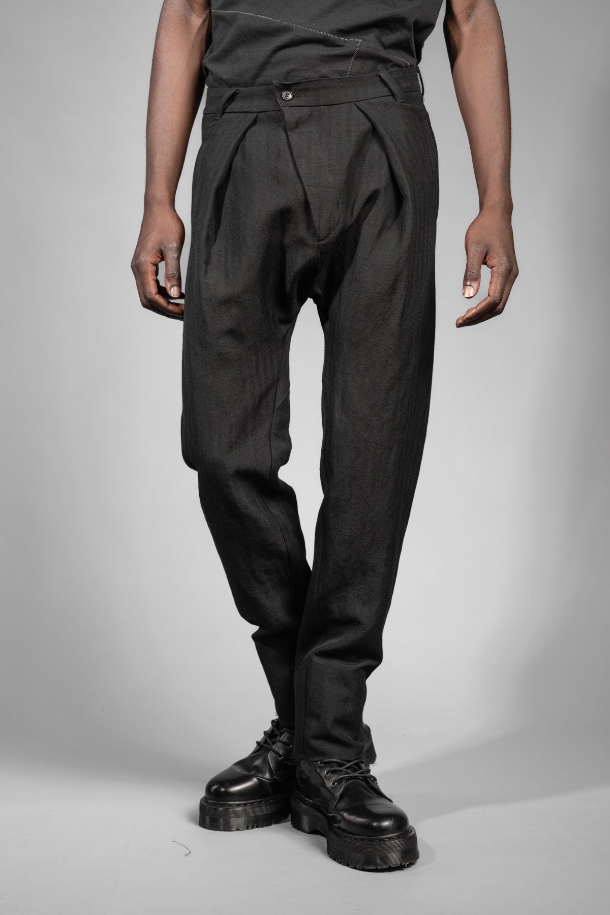 eigensinnig wien | Goethe | Schwarze Drop Crotch Pants mit Bundfalten aus japanischem Wolle-Leinen-Mix