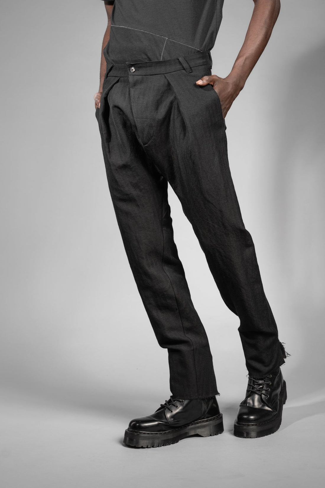 eigensinnig wien | Goethe | Schwarze Drop Crotch Pants mit Bundfalten aus japanischem Wolle-Leinen-Mix