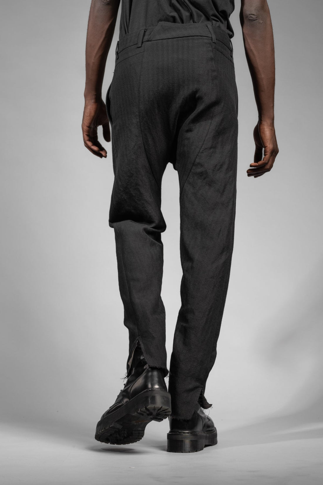 eigensinnig wien | Goethe | Schwarze Drop Crotch Pants mit Bundfalten aus japanischem Wolle-Leinen-Mix
