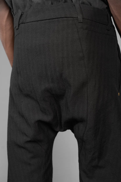 eigensinnig wien | Goethe | Schwarze Drop Crotch Pants mit Bundfalten aus japanischem Wolle-Leinen-Mix