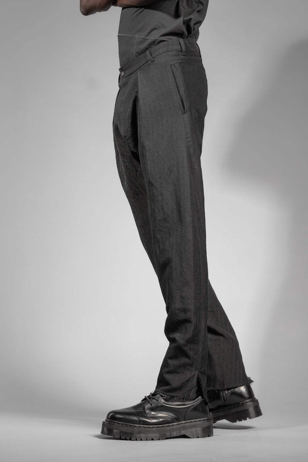 eigensinnig wien | Goethe | Schwarze Drop Crotch Pants mit Bundfalten aus japanischem Wolle-Leinen-Mix