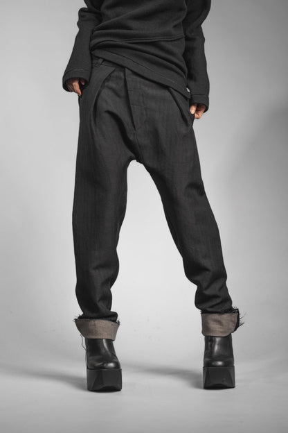 eigensinnig wien | Goethe | Schwarze Drop Crotch Pants mit Bundfalten aus japanischem Wolle-Leinen-Mix