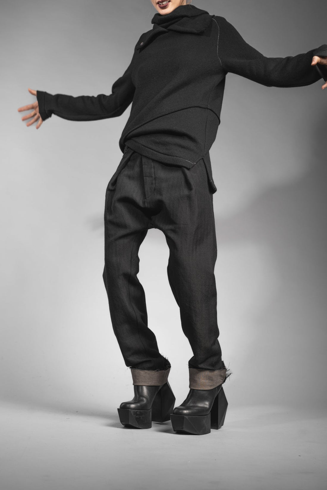 eigensinnig wien | Goethe | Schwarze Drop Crotch Pants mit Bundfalten aus japanischem Wolle-Leinen-Mix