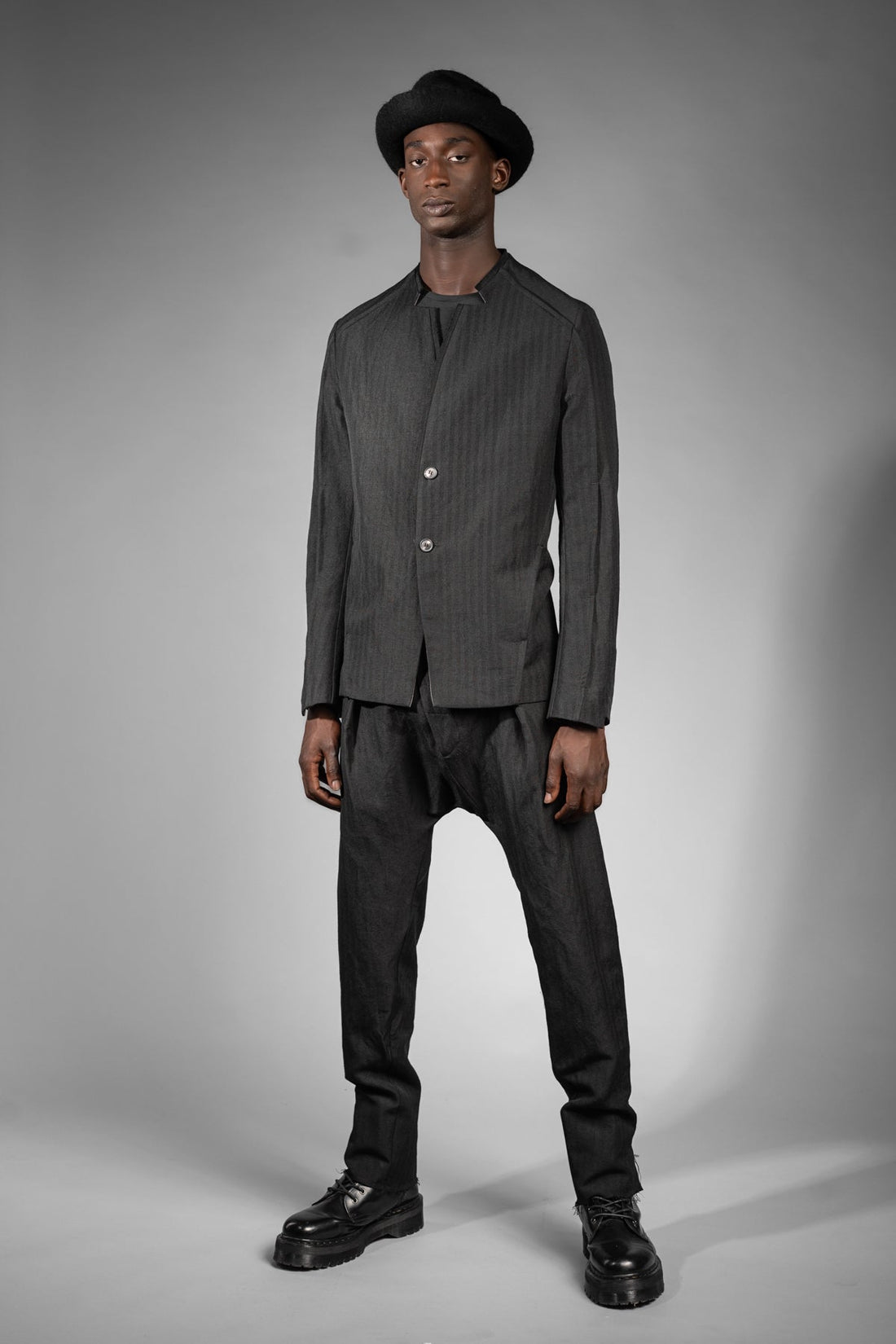 eigensinnig wien | GoeWal | Schwarzer Designer Streifen Anzug für Herren mit Drop Crotch Pants
