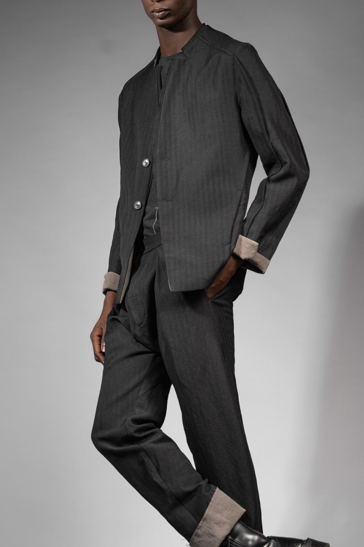eigensinnig wien | GoeWal | Schwarzer Designer Streifen Anzug für Herren mit Drop Crotch Pants