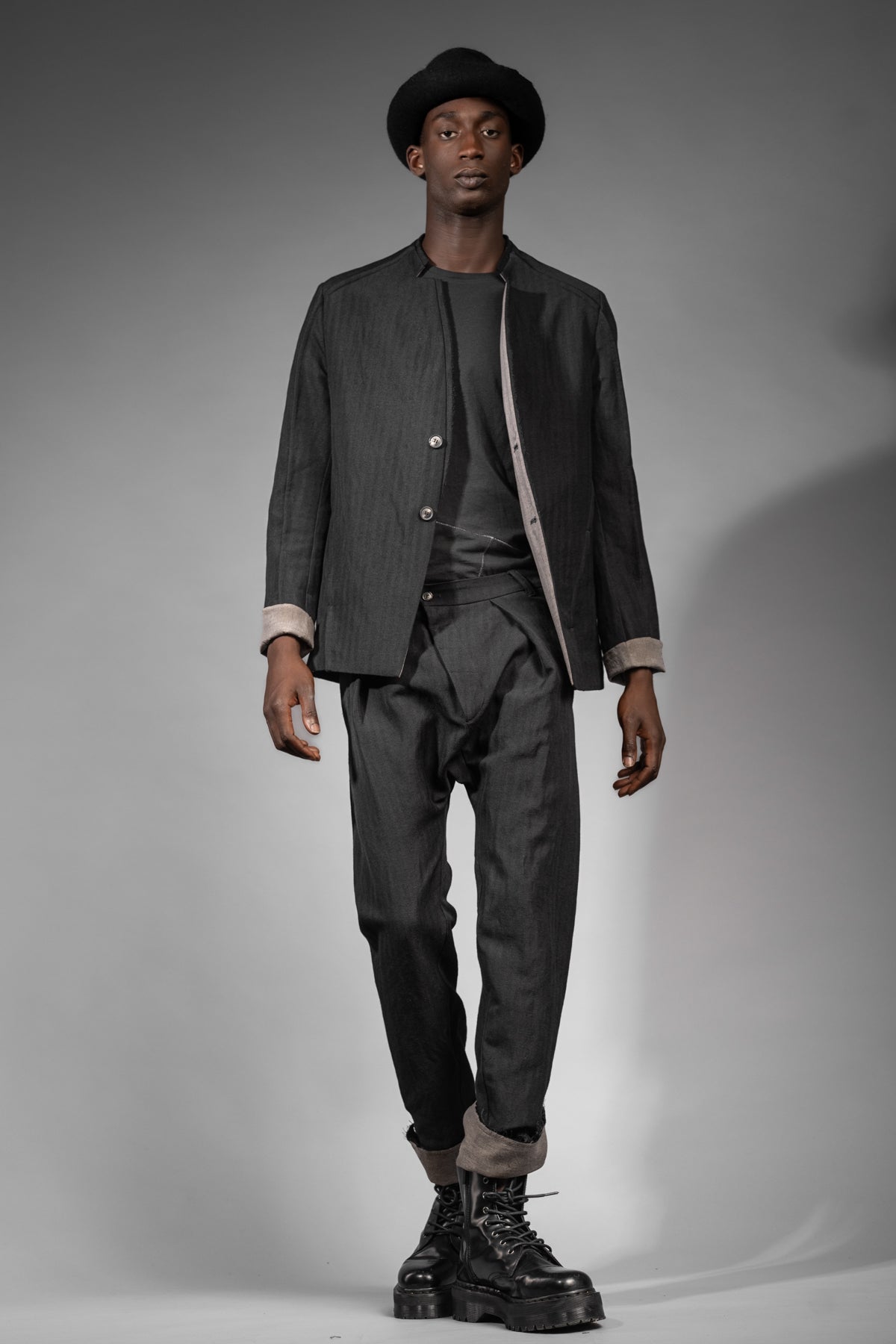 eigensinnig wien | GoeWal | Schwarzer Designer Streifen Anzug für Herren mit Drop Crotch Pants
