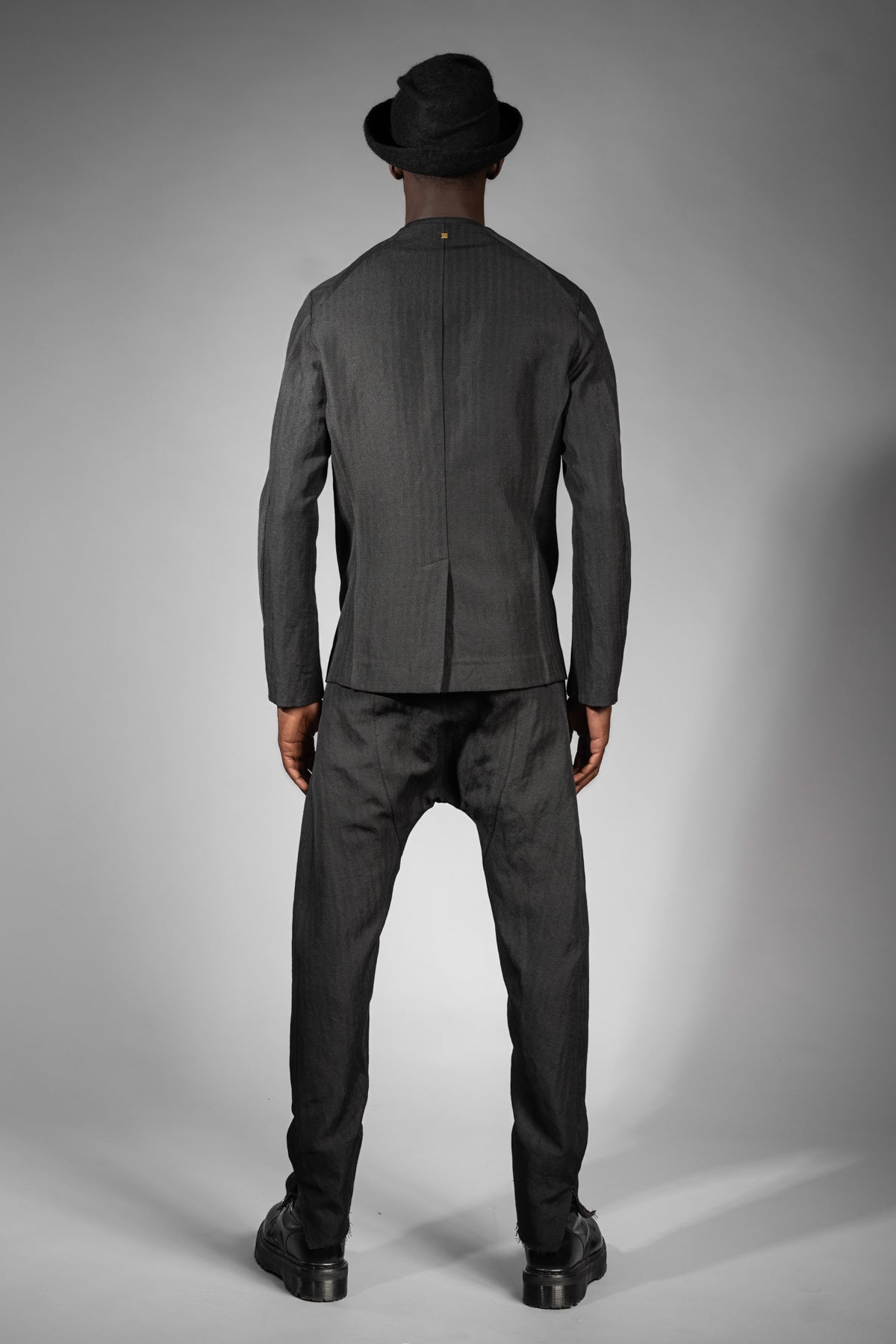 eigensinnig wien | GoeWal | Schwarzer Designer Streifen Anzug für Herren mit Drop Crotch Pants
