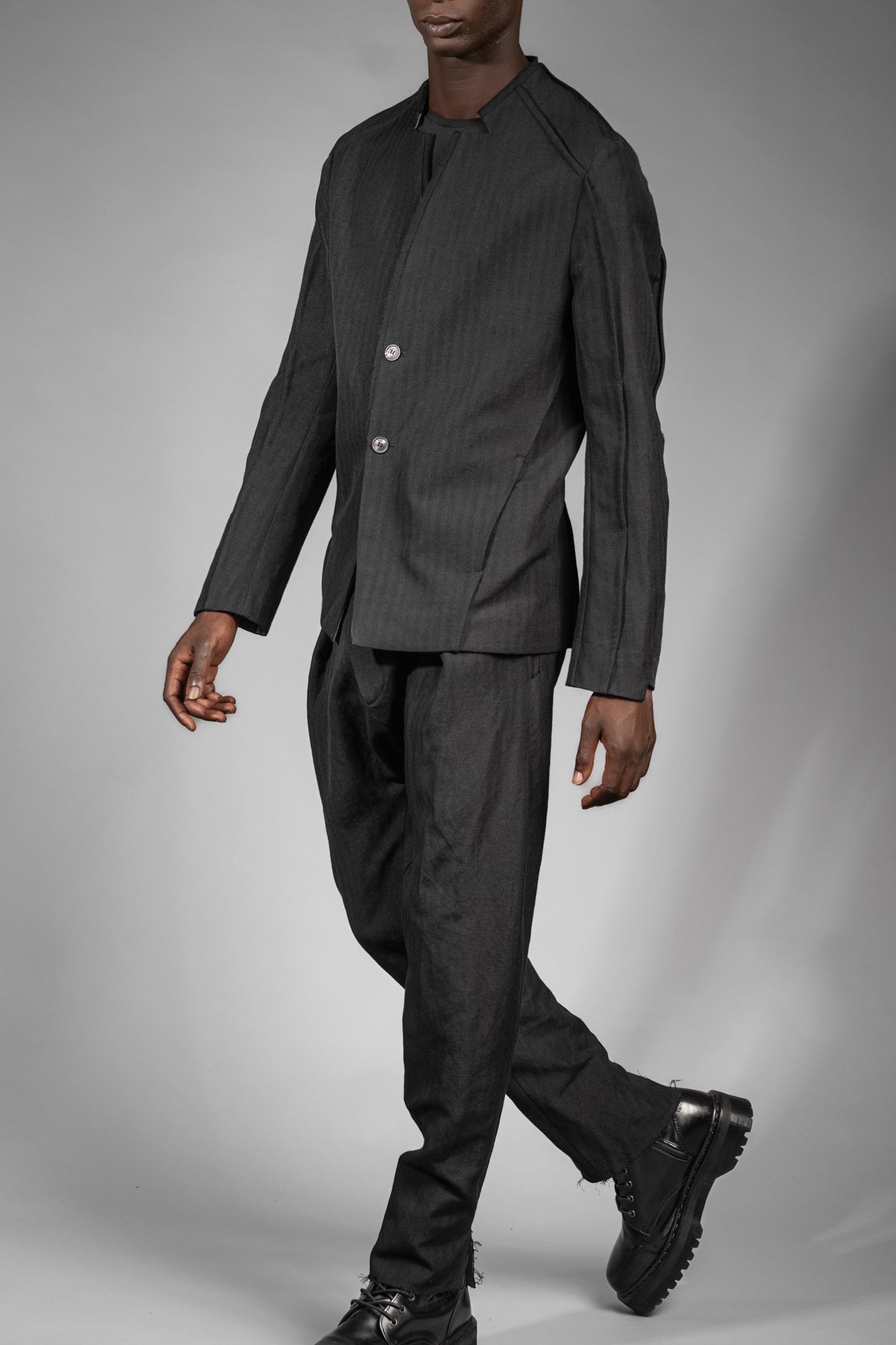 eigensinnig wien | GoeWal | Schwarzer Designer Streifen Anzug für Herren mit Drop Crotch Pants