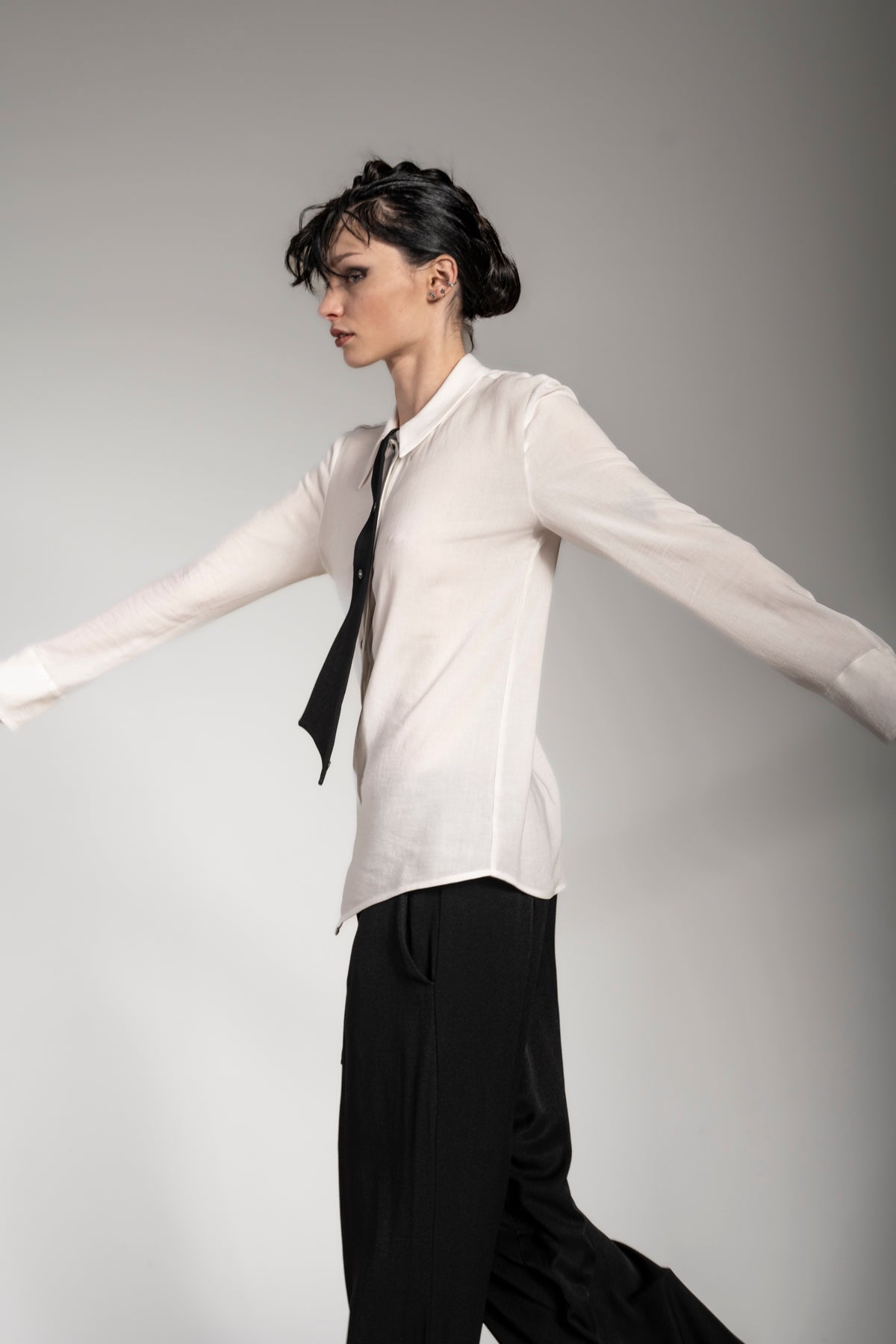 eigensinnig wien | Grace | Asymmetrische Bluse mit Krawatte für Frauen in Weiß