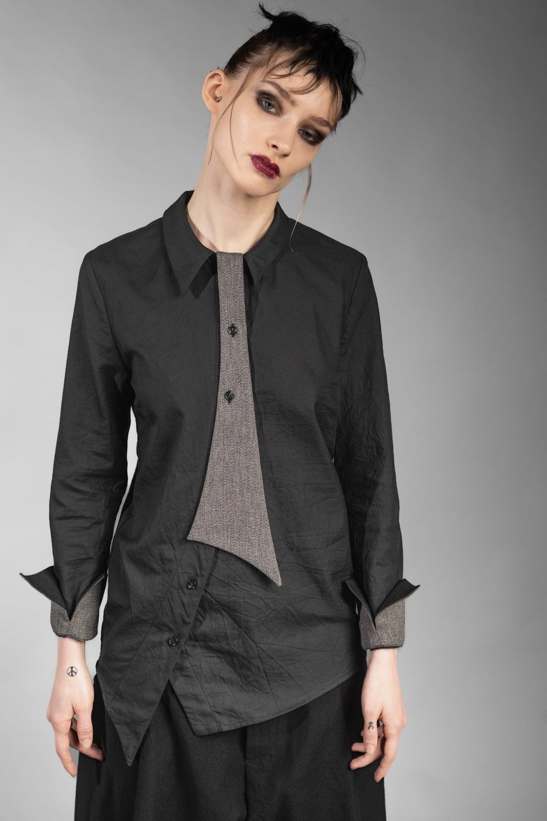 eigensinnig wien | Grace | Asymmetrische, schwarze Designer Hemdbluse mit abnehmbarer Krawatte für Damen