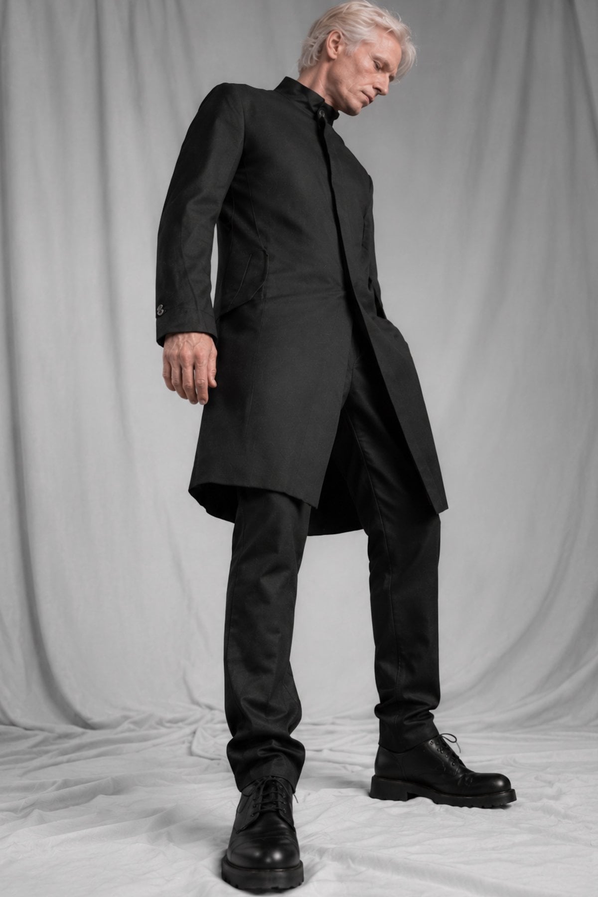 eigensinnig wien | GroAkt | Sartorialer Herren-Designeranzug mit langem Hemdmantel aus luxuriösem Woll-Flanell