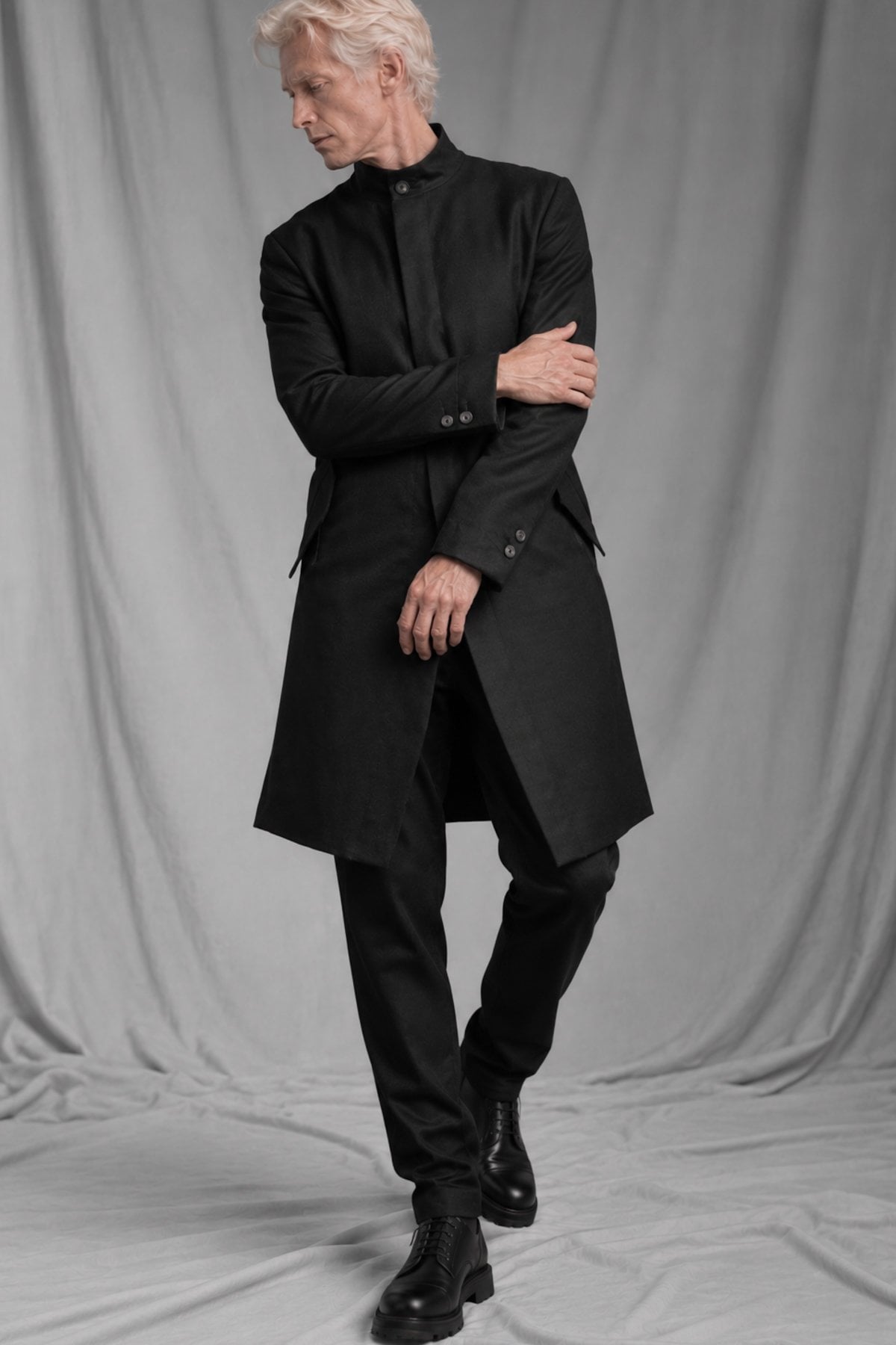 eigensinnig wien | GroAkt | Sartorialer Herren-Designeranzug mit langem Hemdmantel aus luxuriösem Woll-Flanell