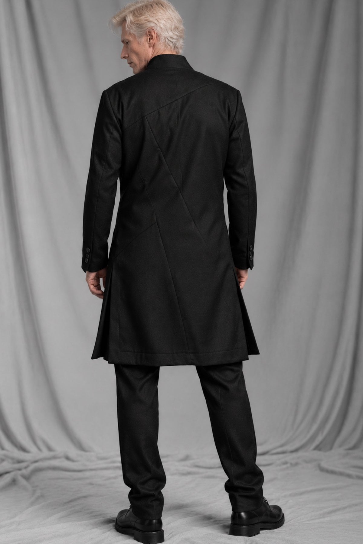 eigensinnig wien | GroAkt | Sartorialer Herren-Designeranzug mit langem Hemdmantel aus luxuriösem Woll-Flanell
