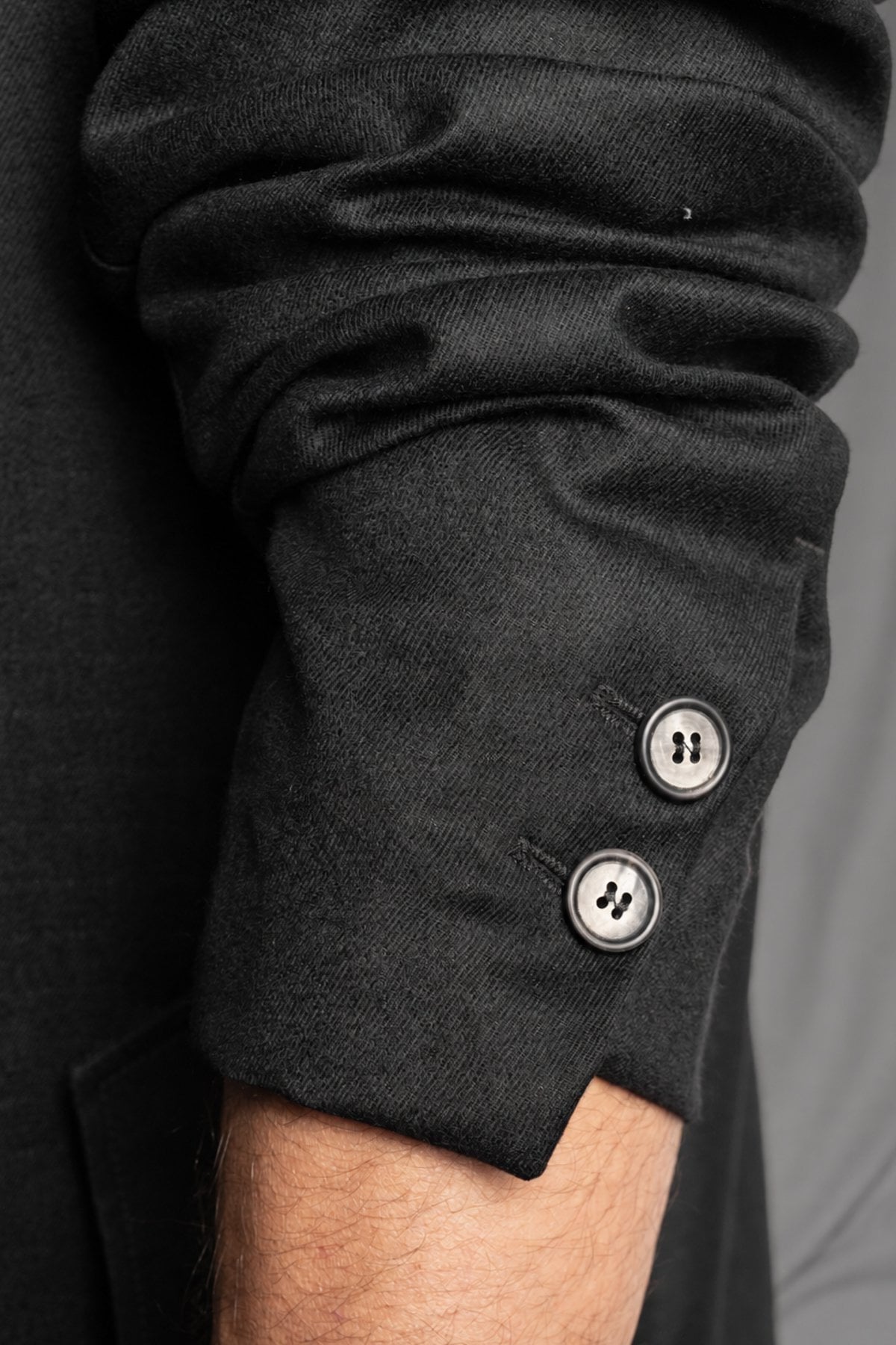 eigensinnig wien | GroAkt | Sartorialer Herren-Designeranzug mit langem Hemdmantel aus luxuriösem Woll-Flanell