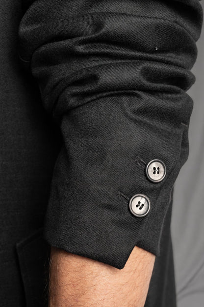eigensinnig wien | GroAkt | Sartorialer Herren-Designeranzug mit langem Hemdmantel aus luxuriösem Woll-Flanell