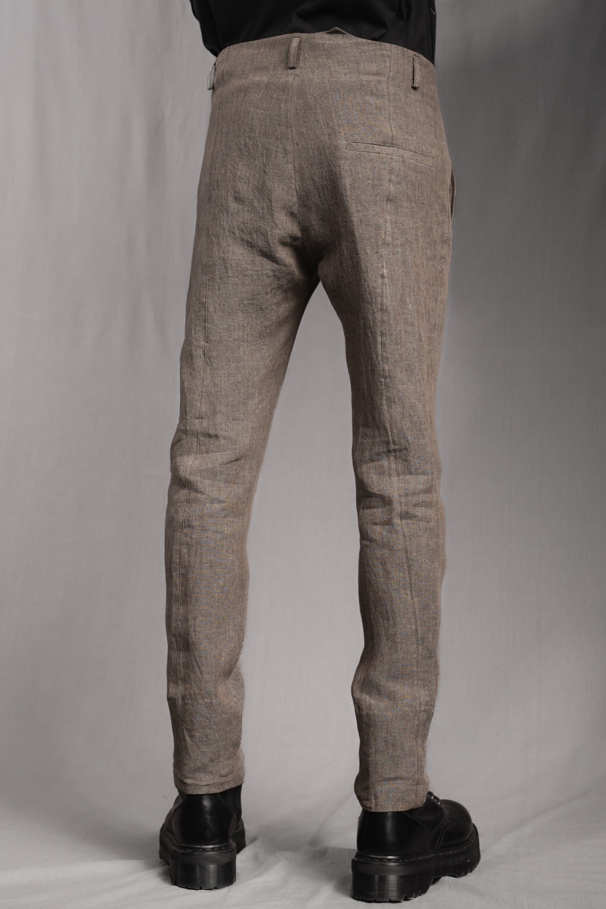 eigensinnig wien | Gropius | Designer Slim-Fit-Chinohose für Herren aus Leinen