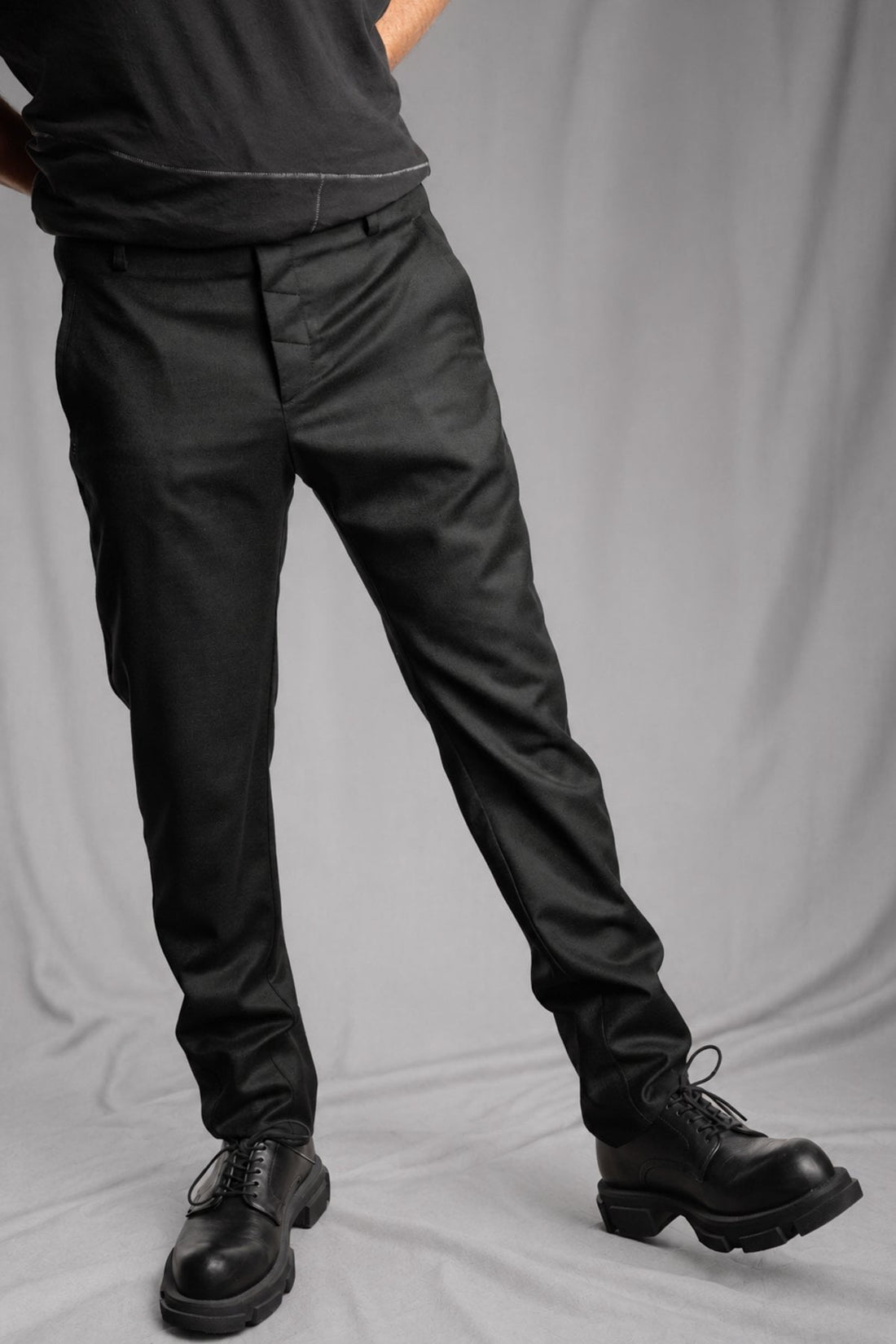 eigensinnig wien | Gropius | Elegante schwarze Anzugshose für Herren in Regular Fit aus hochwertiger Woll-Flanell