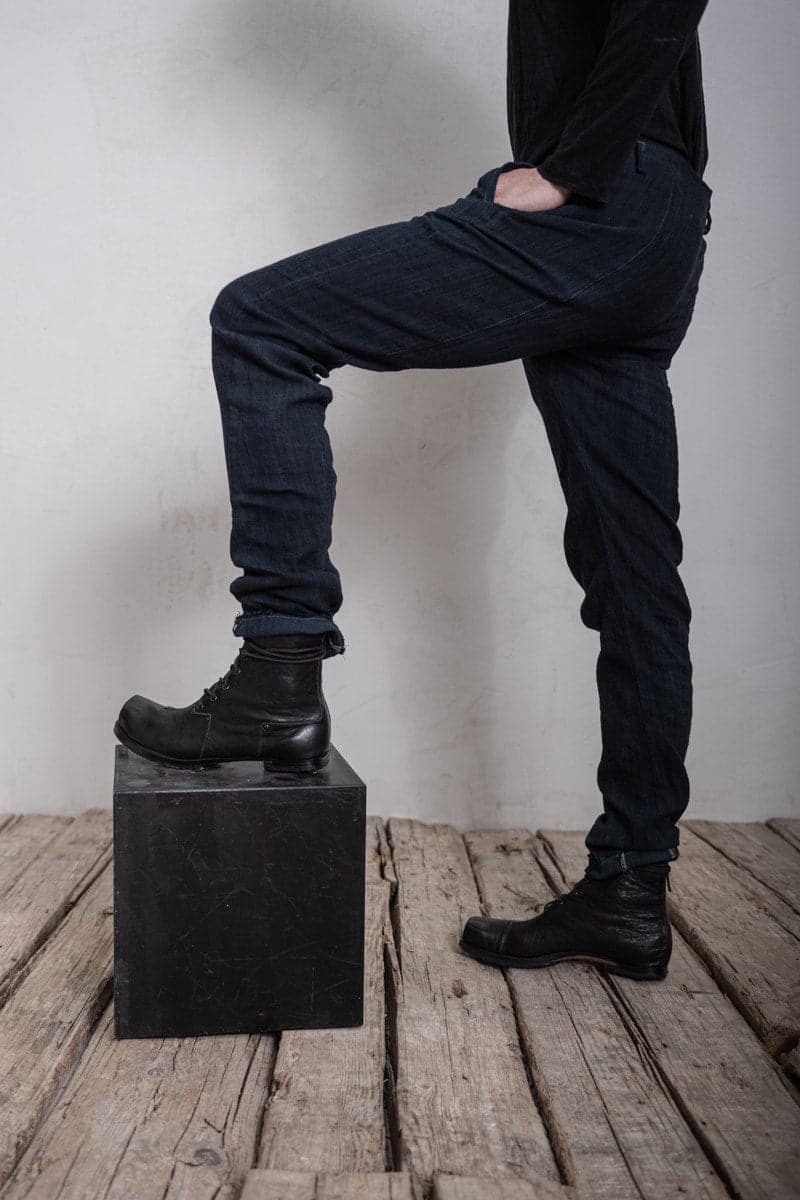 eigensinnig wien | Gropius | Minimalistische Herrenhose mit schmalem Bein aus spezieller Baumwolle in schwarz