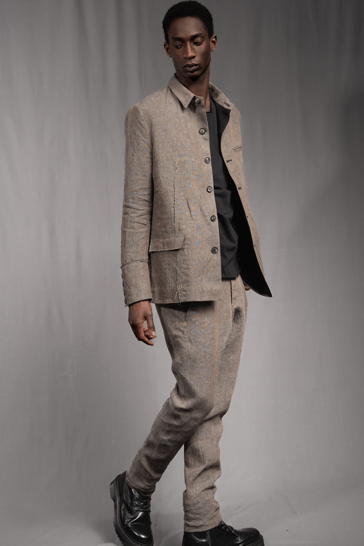 eigensinnig wien | GroPop | Nonkonformistischer Sommeranzug für Herren aus feinem italienischen Leinen